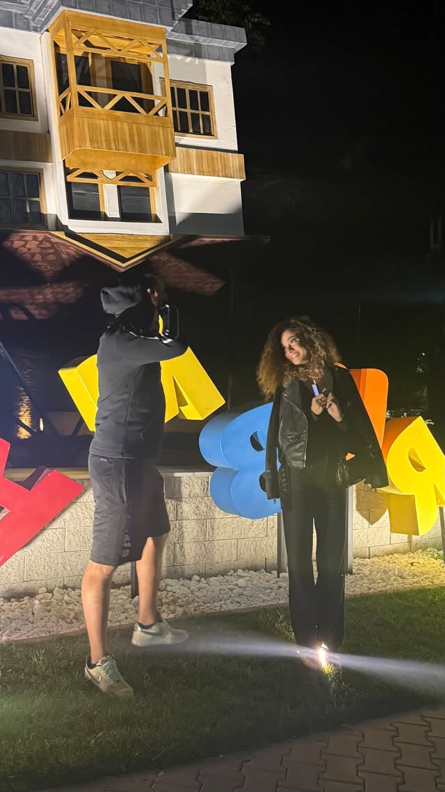 Noaptea în care te-am pozat în fața literelor colorate.